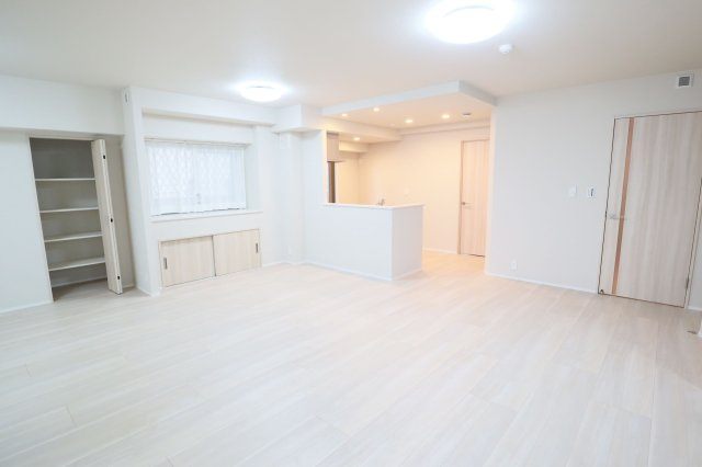 【居間・リビング】 | アダージュ原五番館 | 4月に全面リフォーム完成しました。20帖以上ある広々LDKでご家族団らんの時間を楽しめます