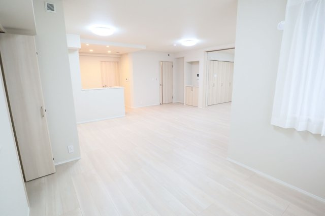 【居間・リビング】 | アダージュ原五番館 | リビングは3面採光で一日の大半明るい日差しが室内に入ります