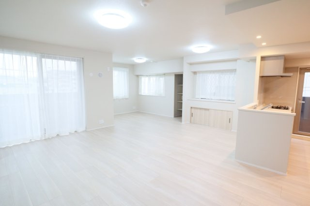 【居間・リビング】 | アダージュ原五番館 | 広々としたLDKはご家族の団らんはもちろんホームパーティーなどにも活躍しそうです