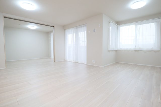 【居間・リビング】 | アダージュ原五番館 | LDKは隣りの洋室とつなげて広く使ってもOK。ライフスタイルに合わせて自由に使えます