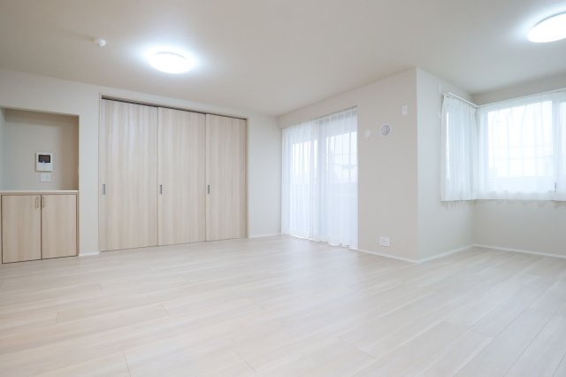 【居間・リビング】 | アダージュ原五番館 | リビング部分に収納もあり、多用途に使っていただけます