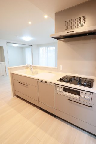 【キッチン】 | アダージュ原五番館 | 料理をしながら会話を楽しめるカウンターキッチンです。勝手口付きで手元が明るくにおいもこもりづらいです