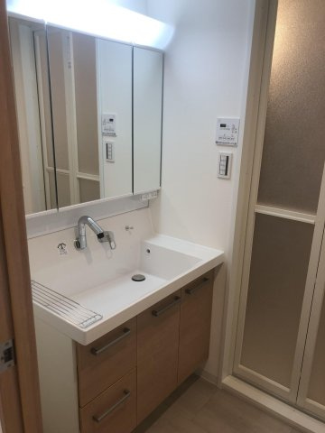 【独立洗面台】 | アルフィーネ春日公園 | 朝の身支度に便利なゆとりある三面鏡付きの洗面台です