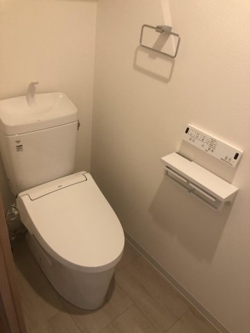 【トイレ】 | アルフィーネ春日公園 | 冬は便座も温水も温かく快適なシャワー付トイレ