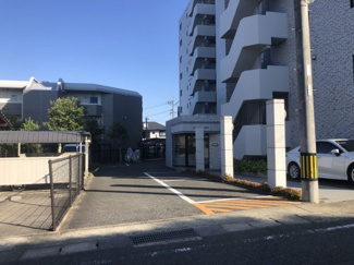 【エントランス】 | 出入口は幅がありますので歩行者も自転車も安心して通れます