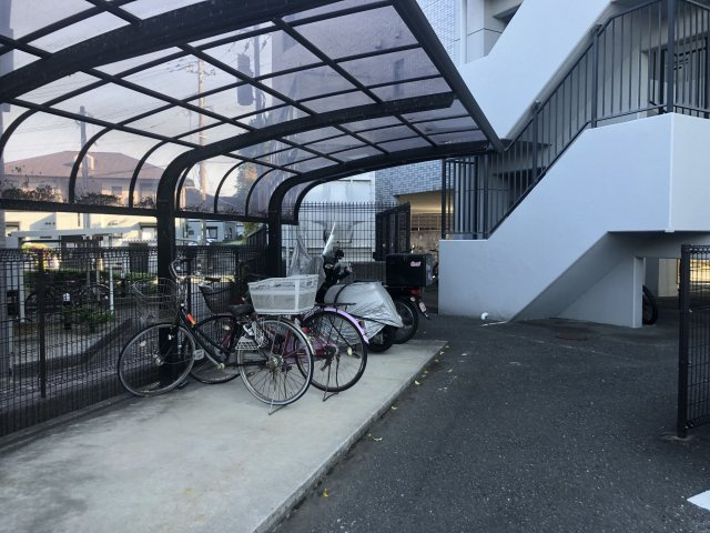 【駐輪場】 | アルフィーネ春日公園 | 屋根付きの駐輪場は雨がしのげてサドルが濡れる心配がありません