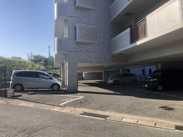 【駐車場】 | アルフィーネ春日公園 | 車の出入りもしやすく運転が苦手な方もらくらく駐停車可能です！