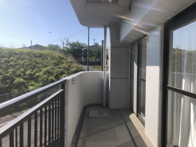 【バルコニー】 | アルフィーネ春日公園 | 隣戸が少し後ろに下がっているため角部屋のような開放感があります