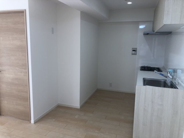 【キッチン】 | アルフィーネ春日公園 | キッチンはスペースが広く、冷蔵庫や収納家具を置いても余裕がありそうです