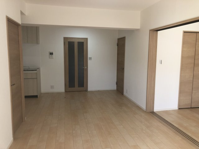 【居間・リビング】 | アルフィーネ春日公園 | 大きな窓のあるLDKは明るさたっぷり。食事のときも、くつろぎの時間も楽しい家族の時間をすごせそうです