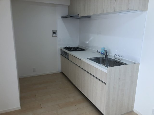 【キッチン】 | アルフィーネ春日公園 | 壁付タイプのキッチンなのでLDKのスペースも広々とします。吊戸棚もあり、調理器具も整頓しやすいです