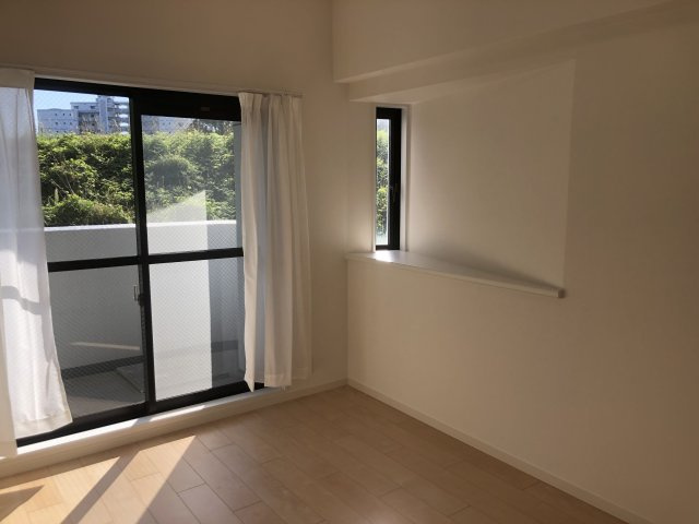 【洋室】 | アルフィーネ春日公園 | 5.5帖の洋室。小さな出窓付きで2面採光になっているお部屋です