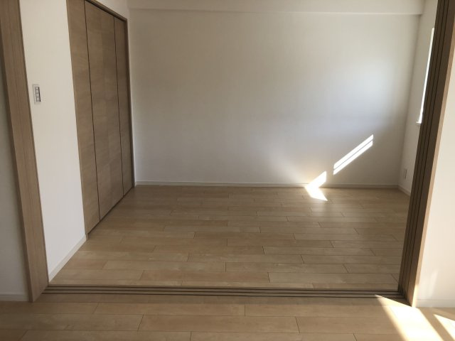 【洋室】 | アルフィーネ春日公園 | 6帖の洋室。バルコニーに面した明るいお部屋です