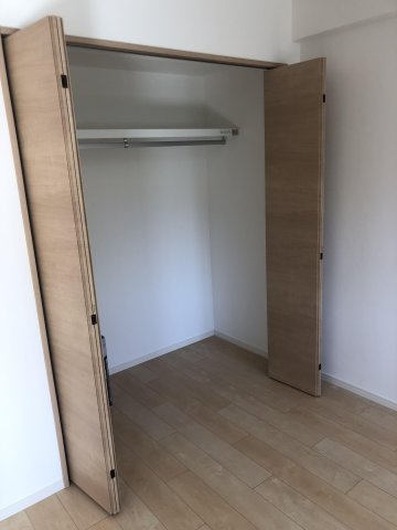 【収納】 | アルフィーネ春日公園 | クローゼットは奥行きがあるので衣類やバッグだけでなく季節ものの家電なども収納可能☆