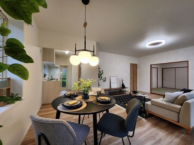 【玄関】 | 糟屋郡新宮町湊坂６丁目　戸建て | 収納力に優れた玄関でいつでも片付いた状態でお客様を迎えられます