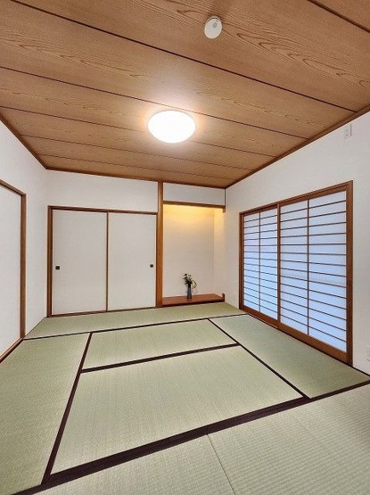 【洋室】 | 糟屋郡新宮町湊坂６丁目　戸建て | 東側の洋室。2面窓から室内に多く光を取り入れております。景色も広く見えるので開放感があります