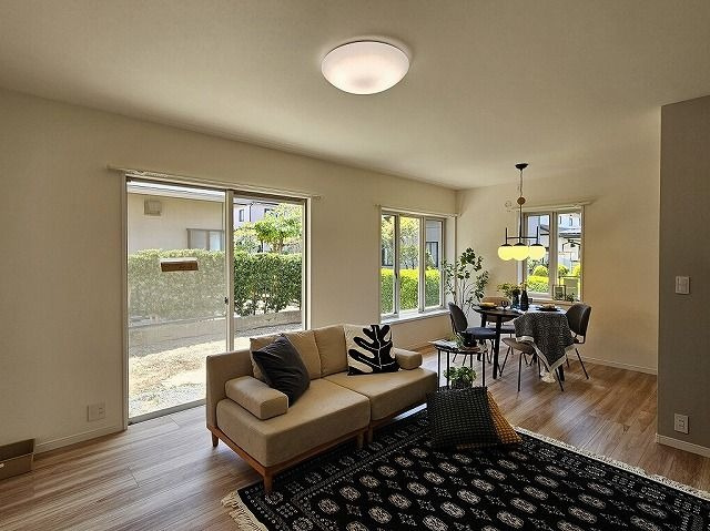 【居間・リビング】 | 糟屋郡新宮町湊坂６丁目　戸建て | 窓の多いLDKは明るさたっぷり。食事のときも、くつろぎの時間も楽しい家族の時間をすごせそうです