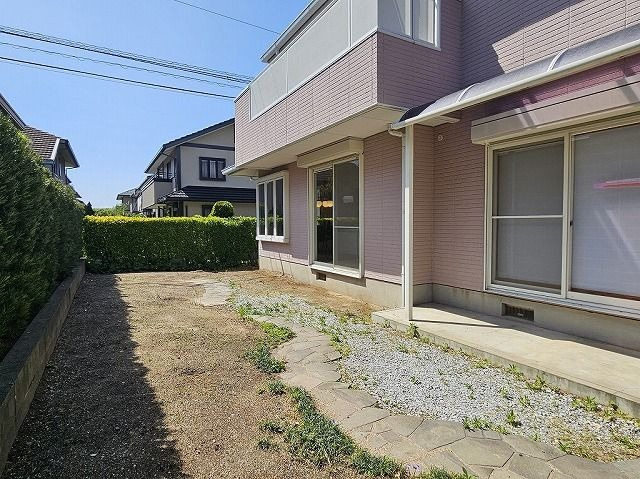 【居間・リビング】 | 糟屋郡新宮町湊坂６丁目　戸建て | 約14帖のリビングは広く落ち着く空間になっており、お好きなレイアウトを楽しめます