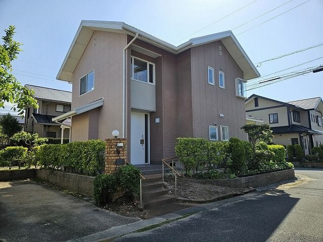 【居間・リビング】 | 糟屋郡新宮町湊坂６丁目　戸建て | LDKは隣りの和室とつなげて広く使ってもOK。ライフスタイルに合わせて自由に使えます