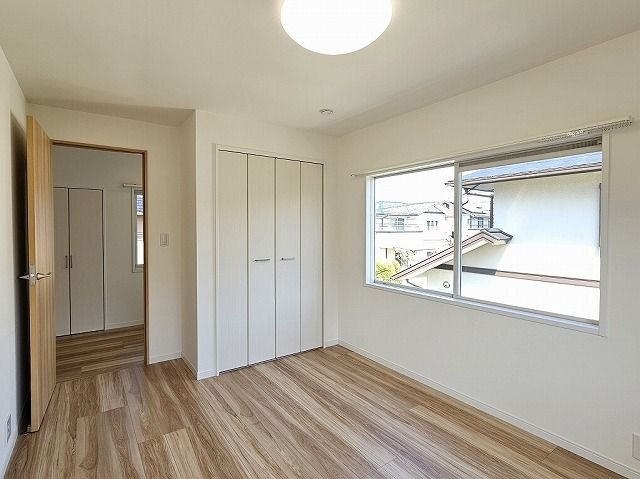 【キッチン】 | 糟屋郡新宮町湊坂６丁目　戸建て | 日差しの取り込み窓と勝手口で明るさが確保されたキッチンです