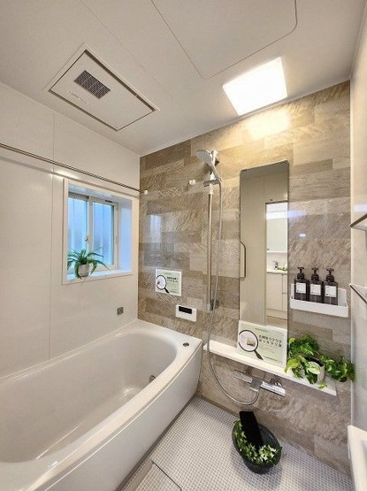 【独立洗面台】 | 糟屋郡新宮町湊坂６丁目　戸建て | ゆとりある三面鏡付きの洗面台です。スペース広めなので洗濯機のほかに収納家具も置けそうです