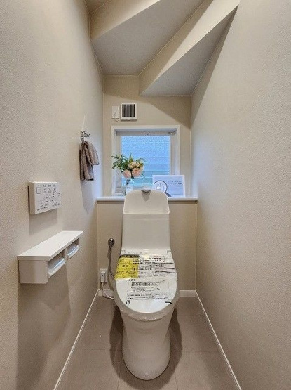 【トイレ】 | 糟屋郡新宮町湊坂６丁目　戸建て | ウォッシュレット付きトイレです。窓も付いてるので空気の入れ替えも楽にできます