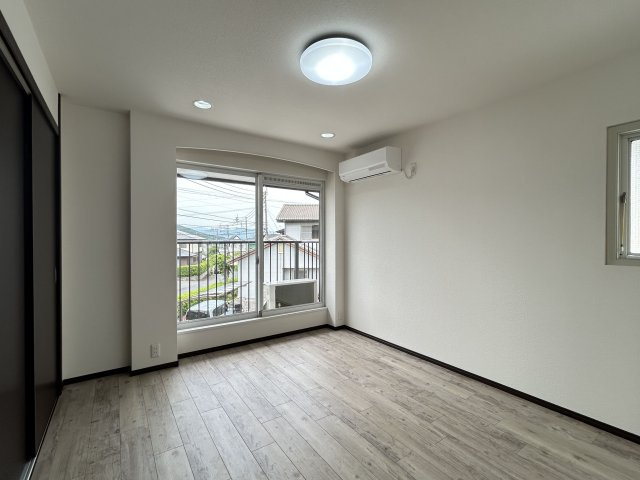 【洋室】 | 糟屋郡宇美町四王寺坂３丁目 戸建て | バルコニーに面した明るい洋室で換気や採光ばっちりです