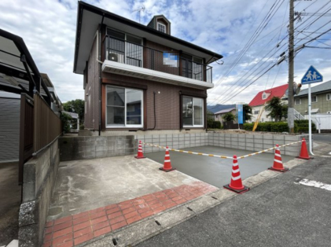 【駐車場】 | 糟屋郡宇美町四王寺坂３丁目 戸建て | 駐車場は3台分以上のスペースがあるので車を複数台お持ちのファミリーや来客時でも安心です