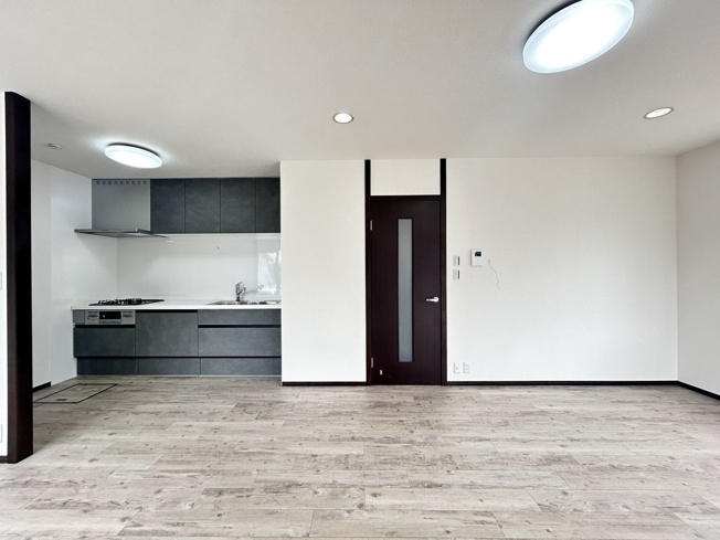 【居間・リビング】 | 糟屋郡宇美町四王寺坂３丁目 戸建て | 約15帖のLDKは壁付タイプのキッチンで空間をいっそう広く使えます