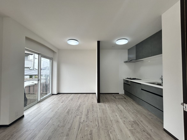 【居間・リビング】 | 糟屋郡宇美町四王寺坂３丁目 戸建て | 採光面の多いリビングは陽当り風通し共に良好で、ご家族で暮らす空間をいっそう心地よくしてくれます