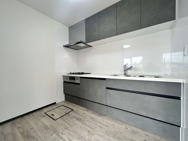 【キッチン】 | 糟屋郡宇美町四王寺坂３丁目 戸建て | 引き出し収納や吊戸棚、床下等収納が充実しているので、調理器具や食品ストックなどをスッキリとしまえます