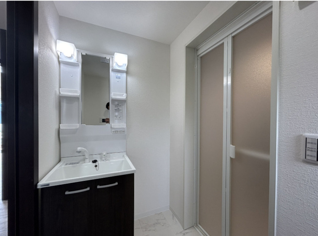 【独立洗面台】 | 糟屋郡宇美町四王寺坂３丁目 戸建て | 身支度が整えやすい洗面化粧台です。窓があるので湿気がこもりにくいです