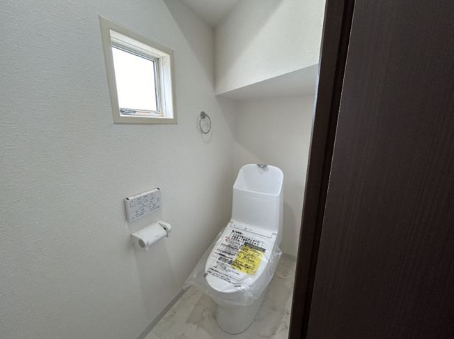 【トイレ】 | 糟屋郡宇美町四王寺坂３丁目 戸建て | いつも綺麗に清潔に！ウォッシュレット付きトイレです。窓も付いてるので空気の入れ替えも楽にできます