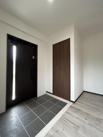 【玄関】 | 糟屋郡宇美町四王寺坂３丁目 戸建て | 収納力に優れた玄関でいつでも片付いた状態でお客様を迎えられます