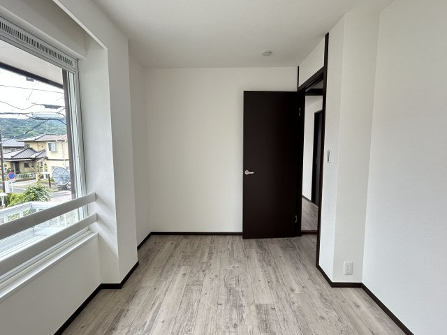 【洋室】 | 糟屋郡宇美町四王寺坂３丁目 戸建て | 洋室は窓を大きくとってあるので外の明かりがたっぷり入り、景色も広く見えて開放感があります