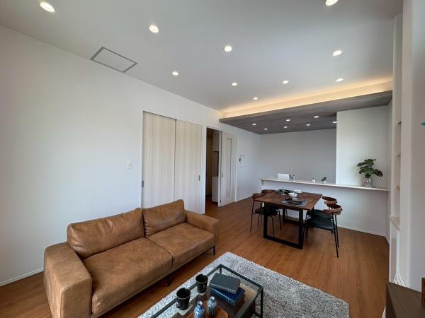 岩出市曽屋6-53　新築戸建の居間・リビング