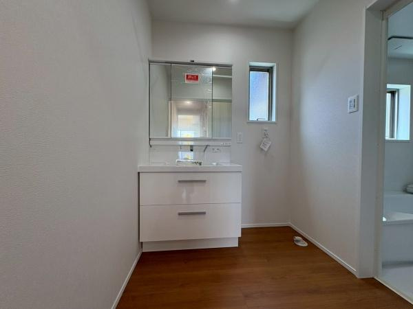 岩出市曽屋6-53　新築戸建の独立洗面台