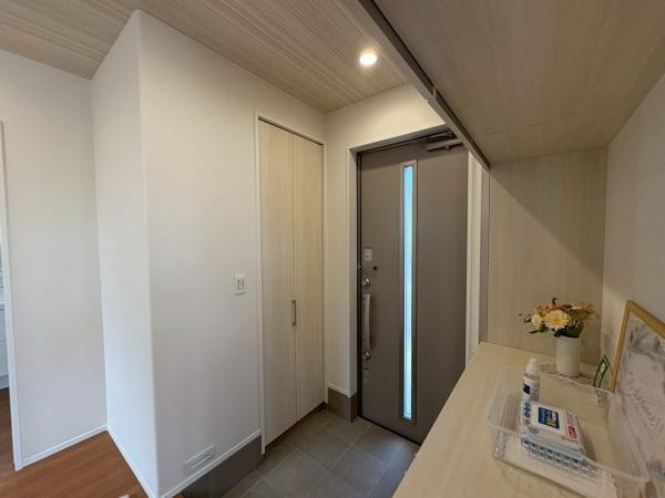 岩出市曽屋6-53　新築戸建の玄関