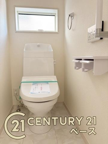 リーブルガーデン芝 ２号棟 ／新築一戸建のトイレ|■現地撮影写真■フチなし＆トルネード洗浄でお掃除も楽らく！ウォシュレット付きです！