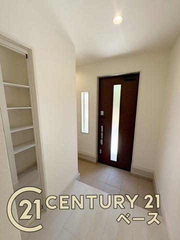 リーブルガーデン芝 ２号棟 ／新築一戸建の玄関|■現地撮影写真■広くて明るい玄関！！