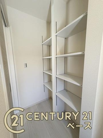 リーブルガーデン芝 ２号棟 ／新築一戸建の収納|■現地撮影写真■玄関横にはシューズインクロークを完備！
