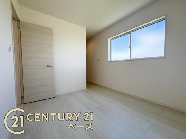 リーブルガーデン芝 ２号棟 ／新築一戸建の洋室|■現地撮影写真■日当たりのよい明るい雰囲気の洋室です！