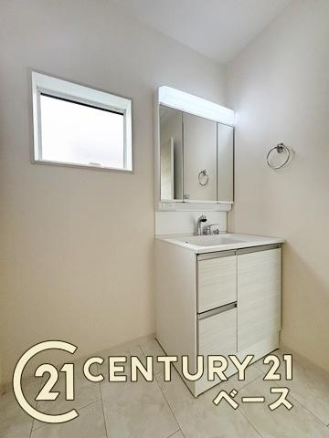 リーブルガーデン芝 ２号棟 ／新築一戸建の独立洗面台|■現地撮影写真■三面鏡タイプのミラーキャビネット！収納スペースも豊富です！