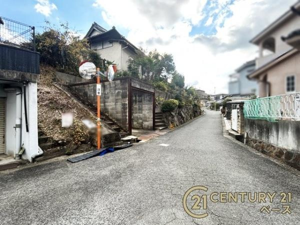 北葛城郡王寺町畠田６丁目　建築条件なし土地の前面道路含む現地写真|前面道路約４ｍでお車の出し入れも楽々！