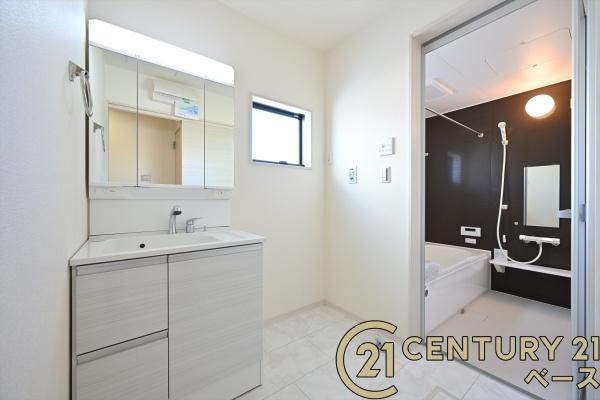 リーブルガーデン曽我町 ４号棟 ／新築一戸建の独立洗面台|■現地撮影写真■三面鏡タイプのミラーキャビネット！収納スペースも豊富です！