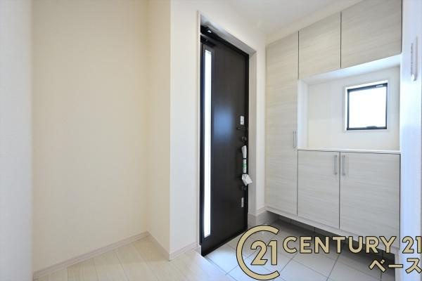 リーブルガーデン曽我町 ４号棟 ／新築一戸建の玄関|■現地撮影写真■すっきりとした明るい玄関が家族やお客様を迎えてくれます！