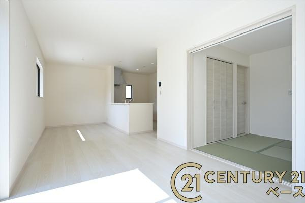 リーブルガーデン曽我町 ４号棟 ／新築一戸建の居間・リビング|■現地撮影写真■家計と環境に優しい！一部窓には断熱性・保温性に優れたペアガラスを使用しています！