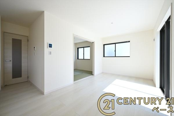 リーブルガーデン曽我町 ４号棟 ／新築一戸建の居間・リビング|■現地撮影写真■家計と環境に優しい！一部窓には断熱性・保温性に優れたペアガラスを使用しています！