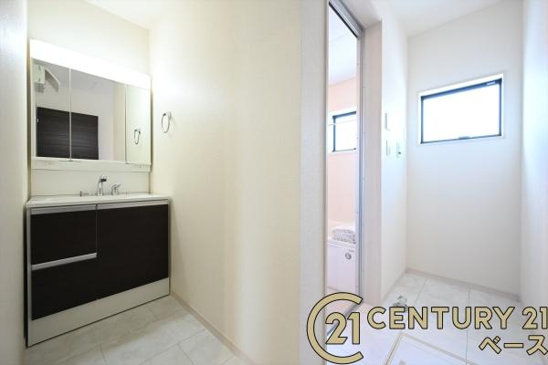 リーブルガーデン曽我町 ３号棟 ／新築一戸建の独立洗面台|■現地撮影写真■三面鏡タイプのミラーキャビネット！収納スペースも豊富です！