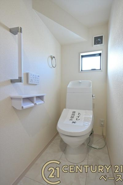 リーブルガーデン曽我町 ３号棟 ／新築一戸建のトイレ|■現地撮影写真■１・２階ともに清潔感ある綺麗なお手洗を完備！